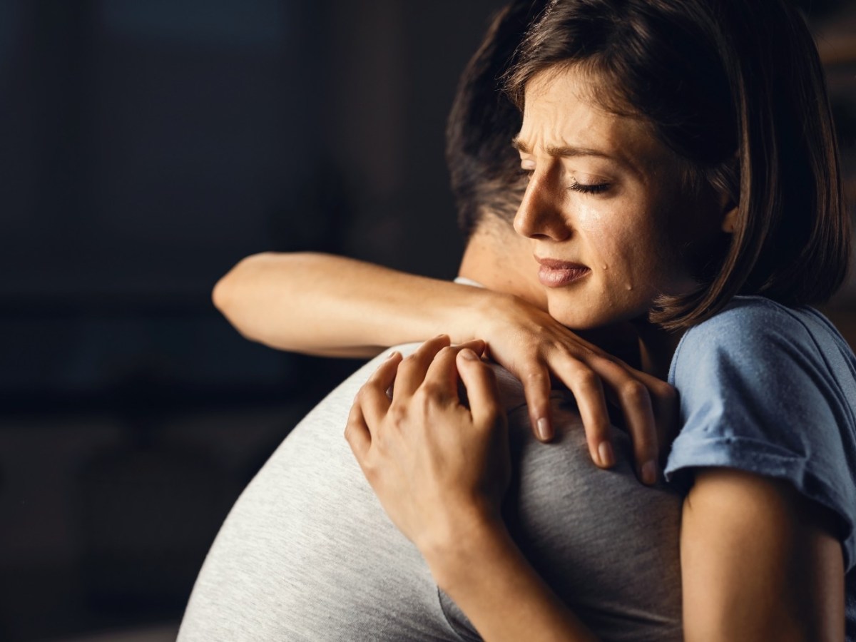 Surto psicótico no puerpério: o que é, como reconhecer e por que é uma emergência psiquiátrica
